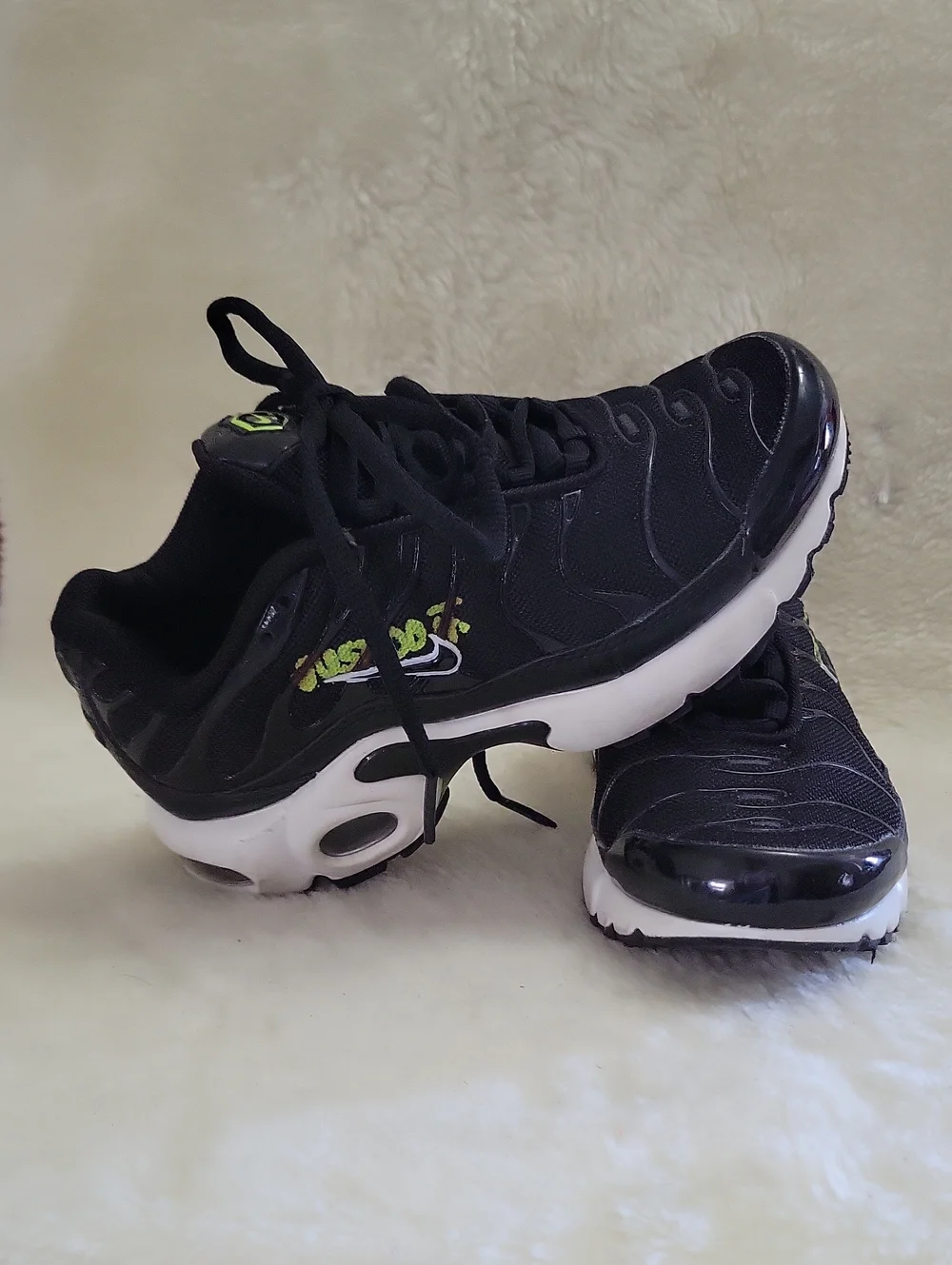 NIKE Air Max Plus 1 GS “Black Volt” Running Trainers. Size 1Y.